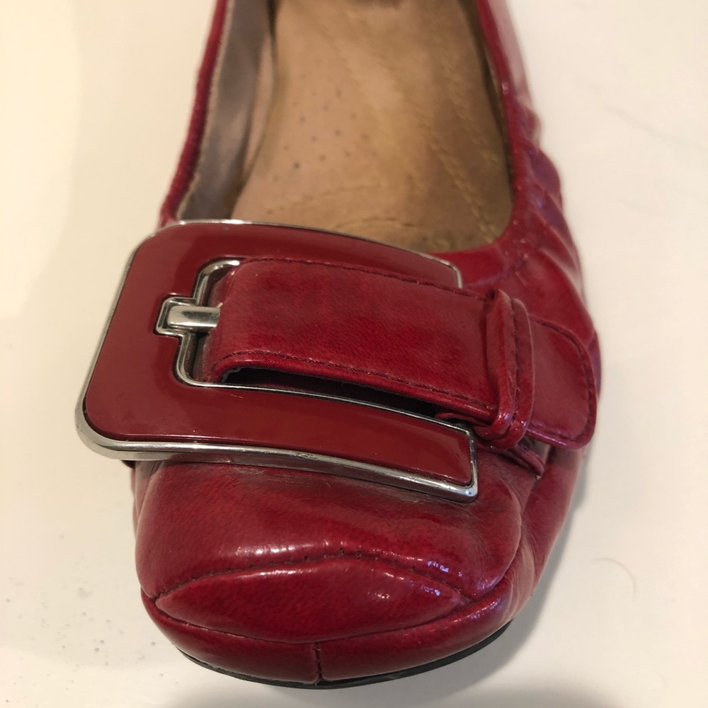 🏖 Naturalizer red patent leather flat w/buckle 7
